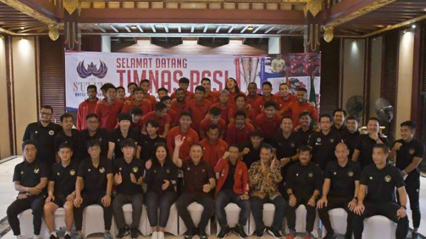 Ketua Umum PSSI Mochamad Iriawan (depan, keenam kiri) bersama jajaran pengurus PSSI, tim pelatih, dan para pesepak bola Timnas Indonesia dalam Piala AFF 2020 berfoto usai karantina di Hotel Sultan, Jakarta, Kamis (6/1/2022)