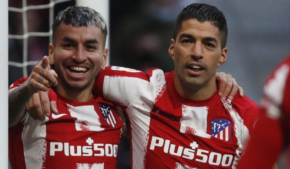 Pemain Atletico Madrid Angel Correa (kiri) melakukan selebrasi gol keduanya dengan Luis Suarez dalam pertandingan Liga Spanyol lawan Rayo Vallecano pada 2 Januari 2022.
