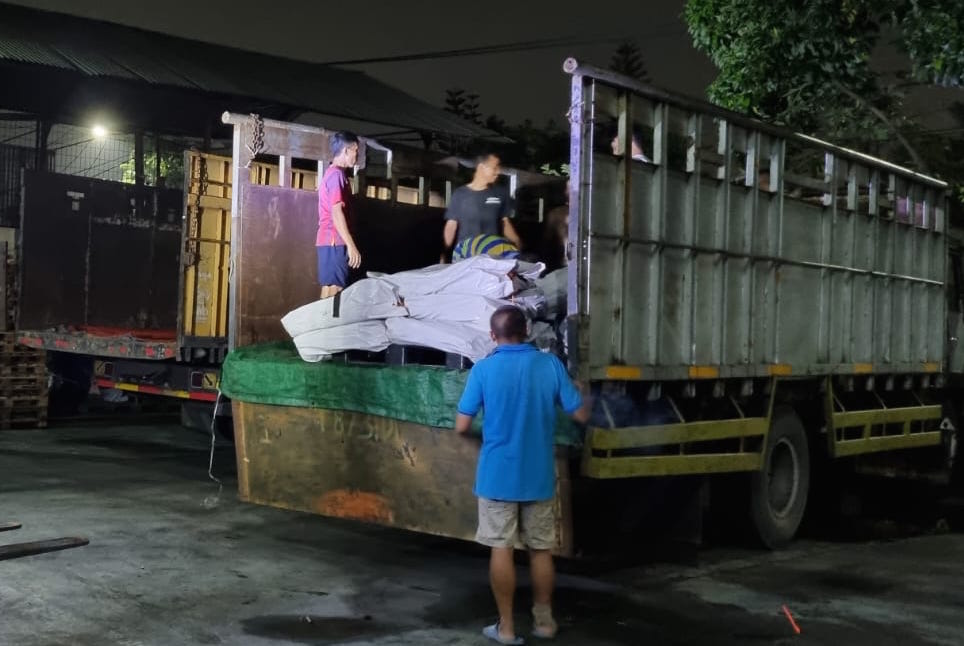 Tim Kemensos menyiapkan bantuan logistik untuk para penyintas bencana gempa bumi di wilayah Kabupaten Pandeglang, Banten, Sabtu (15/1/2022). Foto : Kemensos