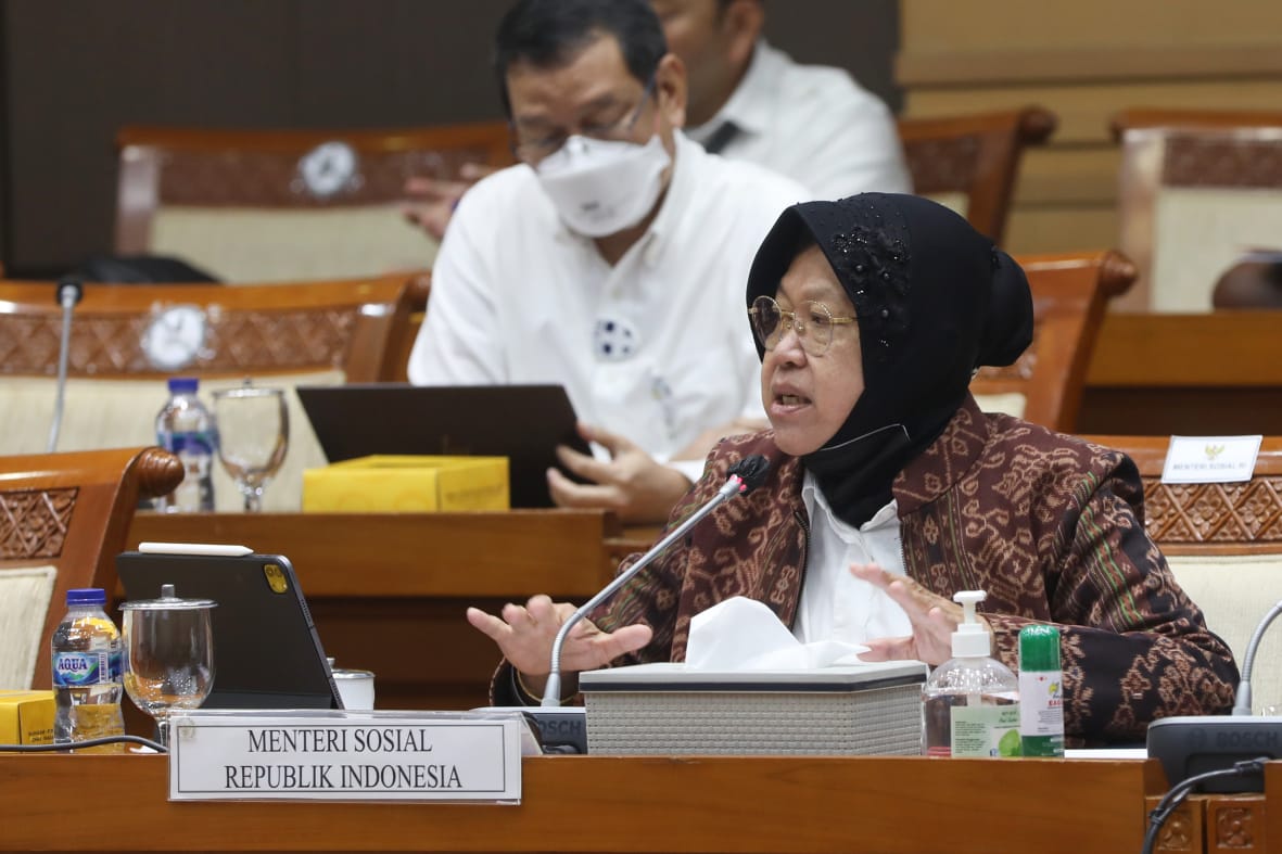 Menteri Sosial Tri Rismaharini dalam Rapat Kerja bersama Komisi VIII DPR RI, Rabu (19/1/2022). Foto : Kemensos