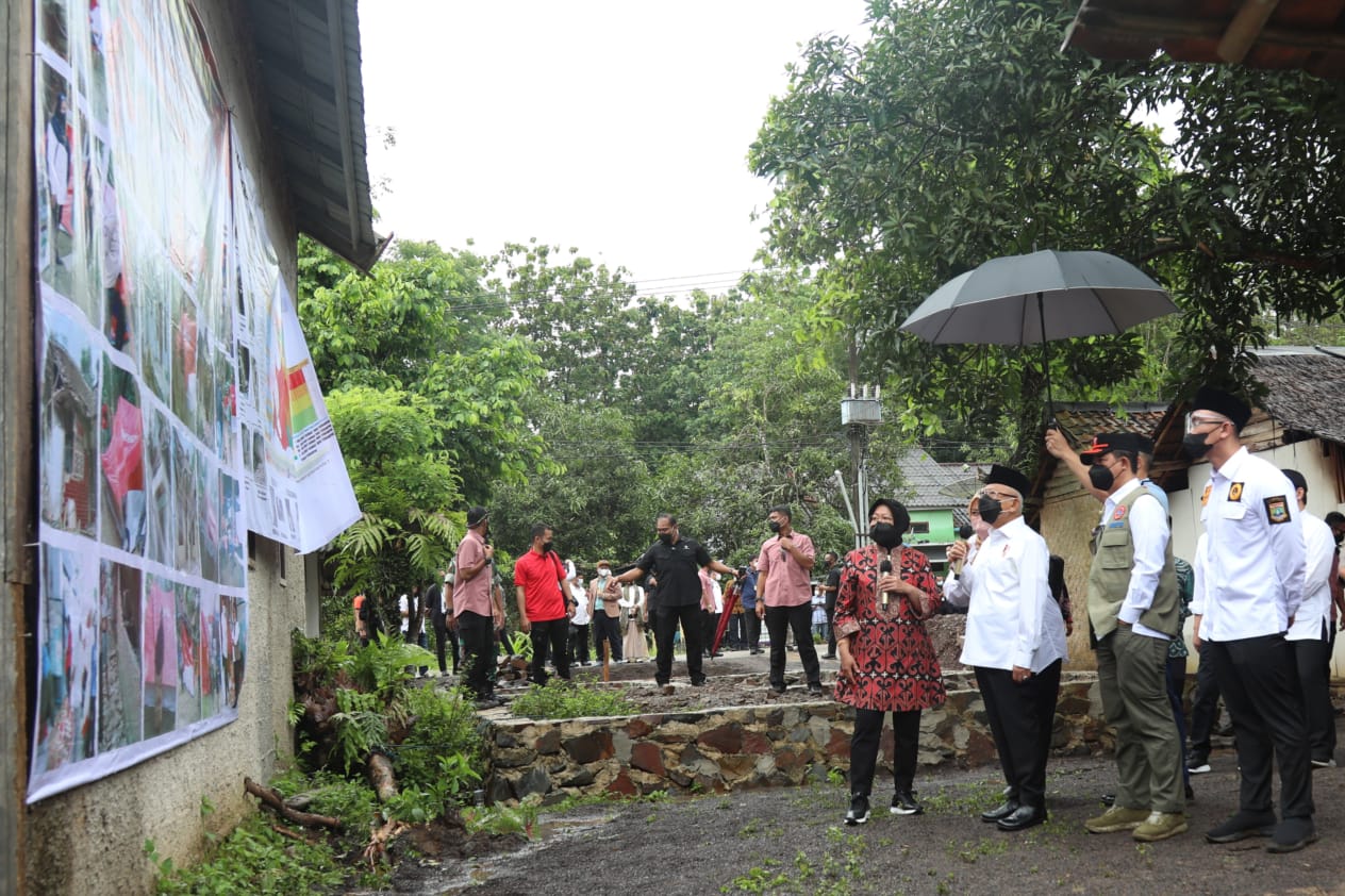 Wakil Presiden KH Ma'ruf Amin dengan didampingi Menteri Sosial Tri Rismaharini mengunjungi lokasi terdampak gempa bumi di Kabupaten Pandeglang, Banten, Kamis (20/1/2022). Foto : Kemensos