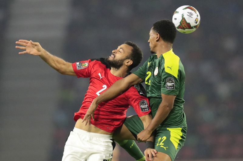 Pemain Mesir Marwan Hamdy Mehany berduel melawan pemain Senegal Abdou Diallo dalam final Piala Afrika 2021 di Stadion Olembe, Yaounde, Kamerun, 6 Februari 2022. Foto : Antara/Reuters/Thaier Al-Sudani