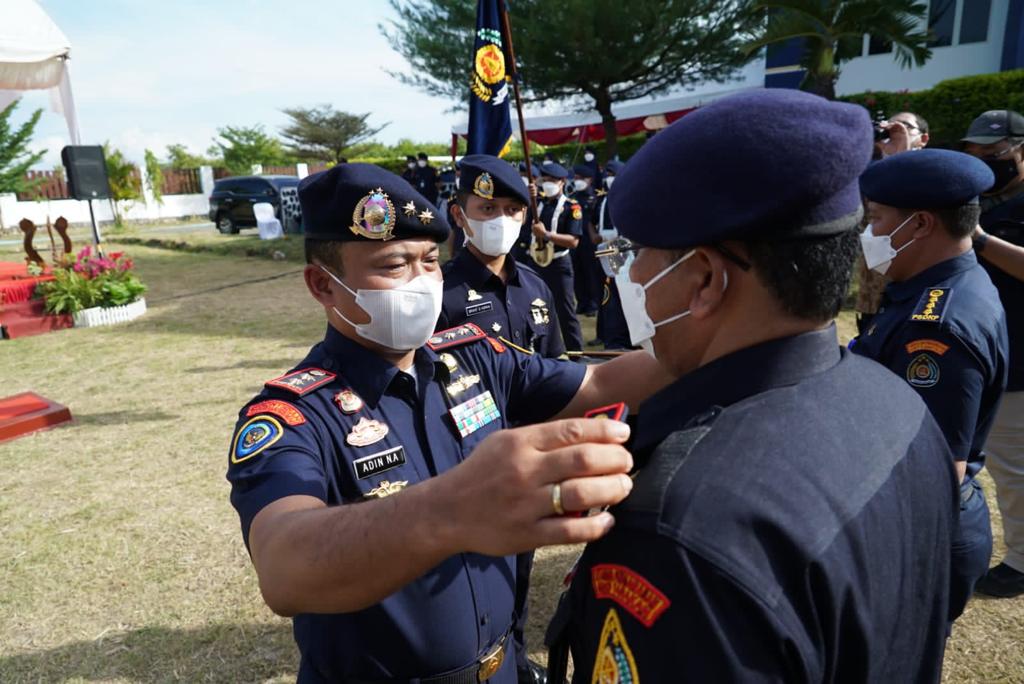 Direktur Jenderal Pengawasan Sumber Daya Kelautan dan Perikanan, Laksamana Muda TNI Adin Nurawaluddin menyematkan pangkat ke kepala pangkalan PSDKP yang baru Akhmadon. Foto : KKP