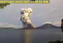 Citra erupsi Gunung Anak Krakatau, Selat Sunda, Jumat (4/2/2022). Foto : BNPB