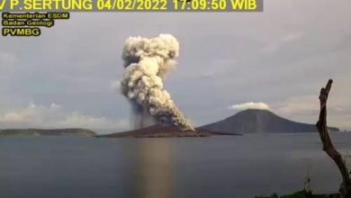 Citra erupsi Gunung Anak Krakatau, Selat Sunda, Jumat (4/2/2022). Foto : BNPB