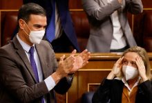 Perdana Menteri Pedro Sanchez (kiri) dan Menteri Ekonomi Spanyol Nadia Calvino terlihat memberikan tanggapan selama sesi parlemen di Madrid, Spanyol, Kamis (3/2/2022). Foto : Antara /Reuters/Juan Medina/WSJ/sad.