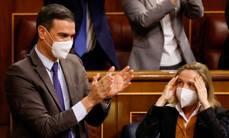 Perdana Menteri Pedro Sanchez (Kiri) Dan Menteri Ekonomi Spanyol Nadia Calvino Terlihat Memberikan Tanggapan Selama Sesi Parlemen Di Madrid, Spanyol, Kamis (3/2/2022). Foto : Antara /Reuters/Juan Medina/Wsj/Sad.