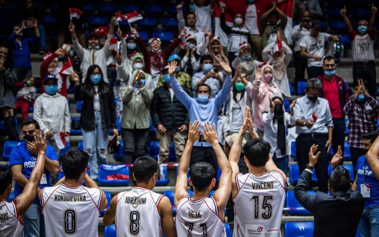 Pemain Indonesia menyapa pendukung yang hadir dalam laga kedua kualifikasi Piala Dunia FIBA 2023 zona Asia melawan Lebanon di Gelanggang Olahraga Nouhad Nawfal, Zouk Mikael, Senin (29/11/2021) malam WIB. Foto : PP Perbasi