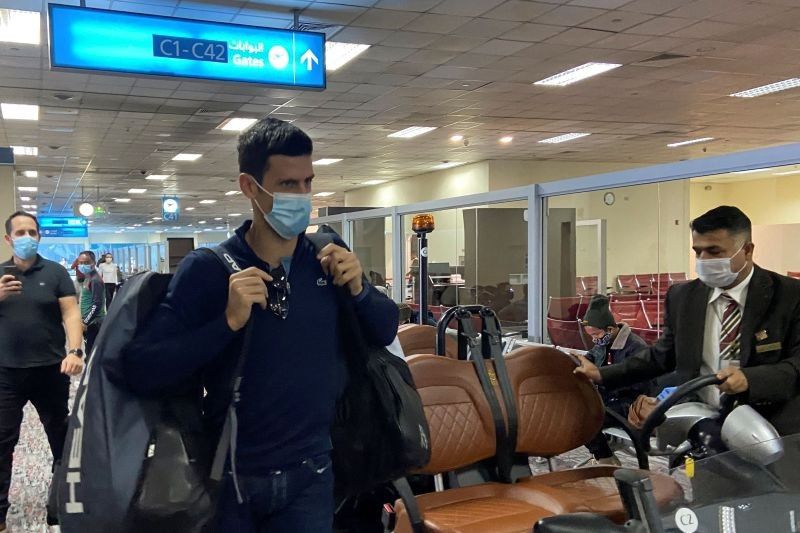 Petenis Serbia Novak Djokovic berjalan di Bandara Dubai, Uni Emirat Arab, Senin (17/1/2022). Foto : Antara/Reuters/Abdel Hadi Ramahi