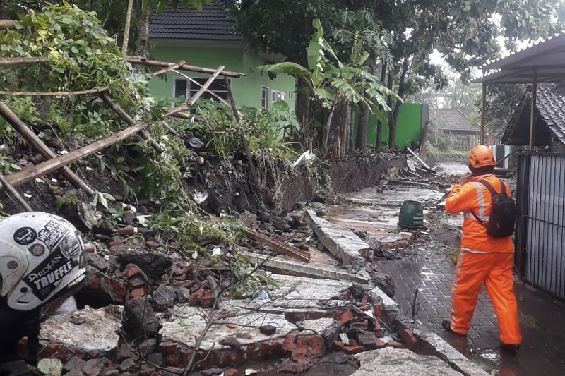 Seorang Warga Tewas Tertimpa Tembok Saat Hujan Deras
