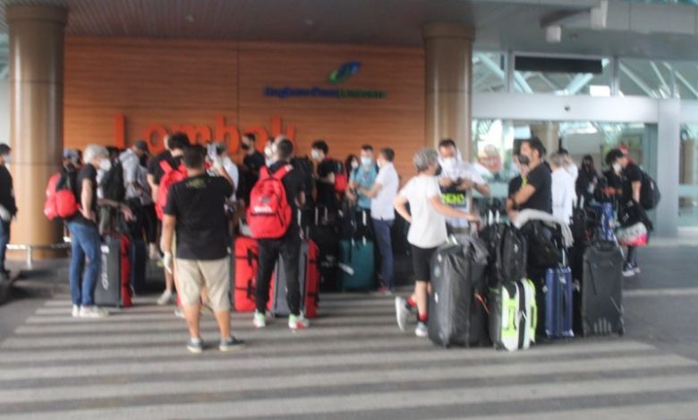 Para kru dan pebalap tes pramusim MotoGP Mandalika saat tiba di Bandara Lombok. Foto : Antara/Akhyar
