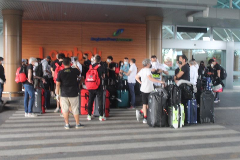 Para kru dan pebalap tes pramusim MotoGP Mandalika saat tiba di Bandara Lombok. Foto : Antara/Akhyar