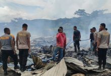Puing-puing bekas kebakaran yang terjadi di Karubaga, Kabupaten Tolikara, Paoua, Sabtu (19/2) hingga menewaskan seorang balita. Foto : Humas Polda Papua