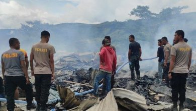 Puing-puing bekas kebakaran yang terjadi di Karubaga, Kabupaten Tolikara, Paoua, Sabtu (19/2) hingga menewaskan seorang balita. Foto : Humas Polda Papua