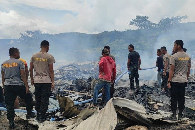 Puing-puing bekas kebakaran yang terjadi di Karubaga, Kabupaten Tolikara, Paoua, Sabtu (19/2) hingga menewaskan seorang balita. Foto : Humas Polda Papua