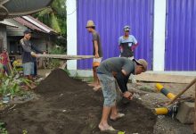 Sejumlah pekerja sedang membangun rumah. Foto : Kemen PUPR