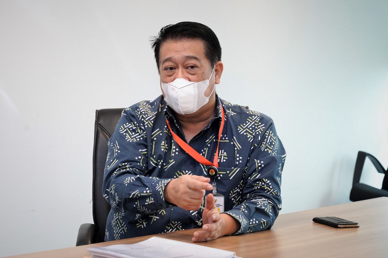 Ketua Satgas Penanganan Koperasi Bermasalah Agus Santoso (kanan) bertemu dengan Kepala Departemen Hukum OJK Yuliana di Kantor OJK, Jakarta, Kamis (3/2/2022)