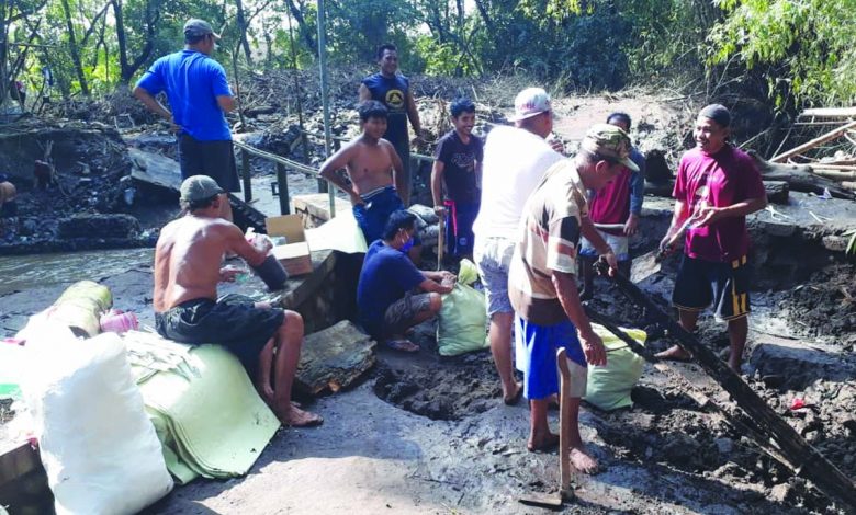 Tanggul Sementara Dibangun Setelah Banjir Di Kabupaten Pasuruan - Indoposco