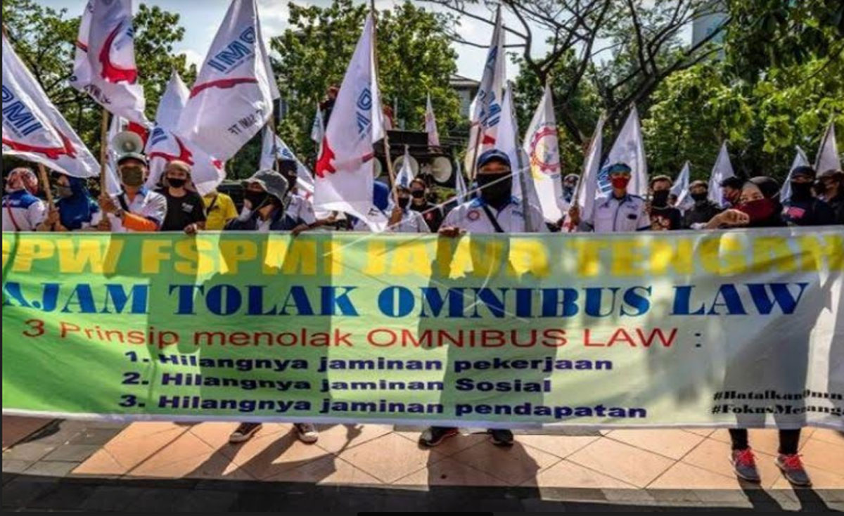 Spanduk Tolak Omnibus Law