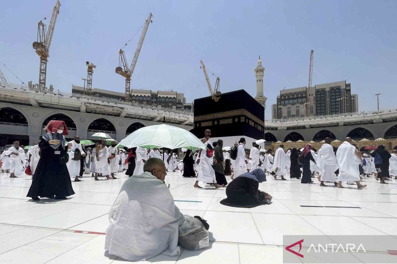 Jamaah calon haji tawaf mengelilingi Kabah di Masjidil Haram dalam rangkaian ibadah Haji di Kota Suci Mekkah, Arab Saudi, Jumat (1/7/2022). Jamaah calon haji akan melakukan wukuf di Arafah mulai Kamis 7 Juli malam hingga Jumat 8 Juli malam. Foto : Antara /Reuters/Mohammed Salem/wsj.