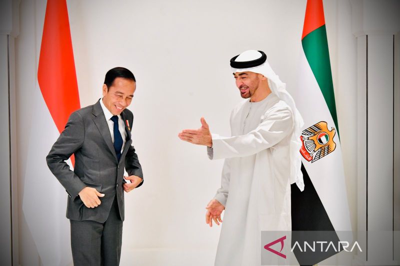 Presiden RI Joko Widodo (kiri) melakukan pertemuan dengan Presiden Persatuan Emirat Arab (PEA) Sheikh Mohamed bin Zayed (kanan) bin Sultan Al Nahyan di Istana Al Shatie, Abu Dhabi, Jumat (1-7-2022). Foto : Biro Pers Sekretariat Presiden/Laily Rachev
