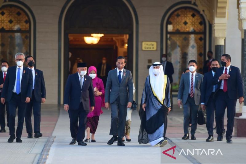 Presiden RI Joko Widodo dan Ibu Negara Iriana Joko Widodo beserta rombongan bertolak menuju Tanah Air dari Bandar Udara Internasional Abu Dhabi, Persatuan Emirat Arab (PEA), Jumat (1-7-2022) petang. Foto : Biro Pers Sekretariat Presiden/Muchlis Jr.