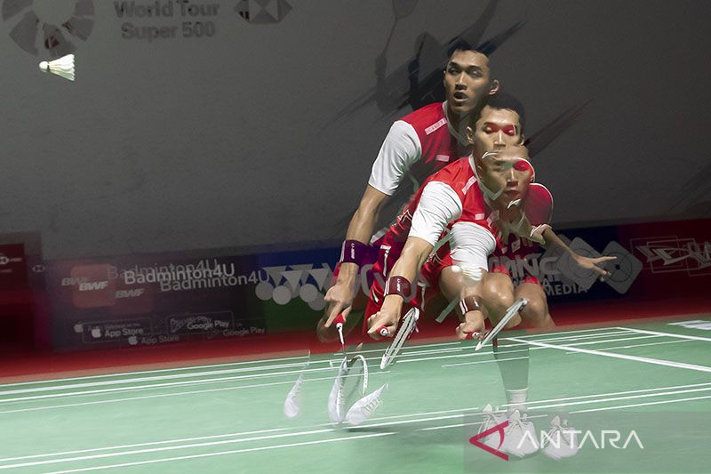 Pebulu tangkis tunggal putra Indonesia Jonatan Christie mengembalikan kok ke arah lawannya pebulu tangkis tunggal putra Cina Zhao Jun Peng pada babak kualifikasi Daihatsu Indonesia Masters 2022 di Istora Senayan, Jakarta, Rabu (8/6/2022). Jonatan kalah dengan skor 21-10, 14-21 dan 11-21. Foto : Antara /Muhammad Adimaja/tom.