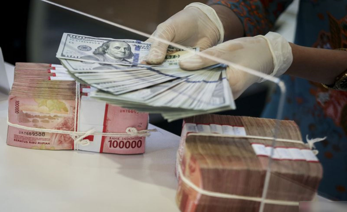 menghitung-uang-dolar-AS