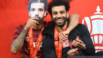 Pemain Liverpool, Thiago Alcantara memakai topeng Mohamed Salah di sebelahnya saat merayakan kemenangan Liverpool pada final FA Cup Chelsea vs Liverpool di Wembley Stadium, London, Inggris, Sabtu (14/5/2022). Foto : Antara/Reuters/Hannah Mckay/foc/sad.