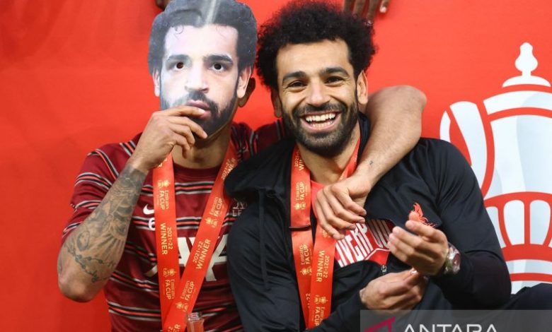 Pemain Liverpool, Thiago Alcantara Memakai Topeng Mohamed Salah Di Sebelahnya Saat Merayakan Kemenangan Liverpool Pada Final Fa Cup Chelsea Vs Liverpool Di Wembley Stadium, London, Inggris, Sabtu (14/5/2022). Foto : Antara/Reuters/Hannah Mckay/Foc/Sad.