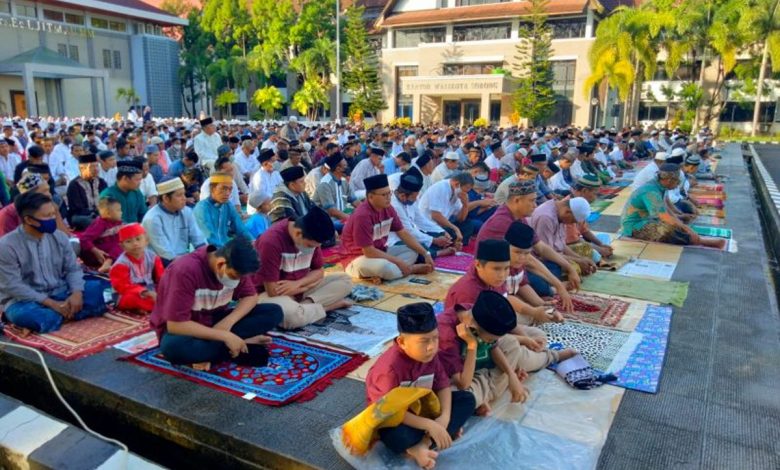 Ribuan Umat Islam Sorong Shalat Id di Halaman Kantor Wali Kota