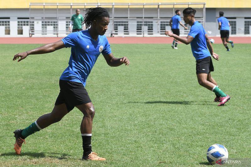 Sejumlah pesepak bola timnas U19 mengikuti latihan di Stadion Wibawa Mukti, Kabupaten Bekasi, Jawa Barat, Jumat (1/7/2022). Foto : Antara / Fakhri Hermansyah/rwa.