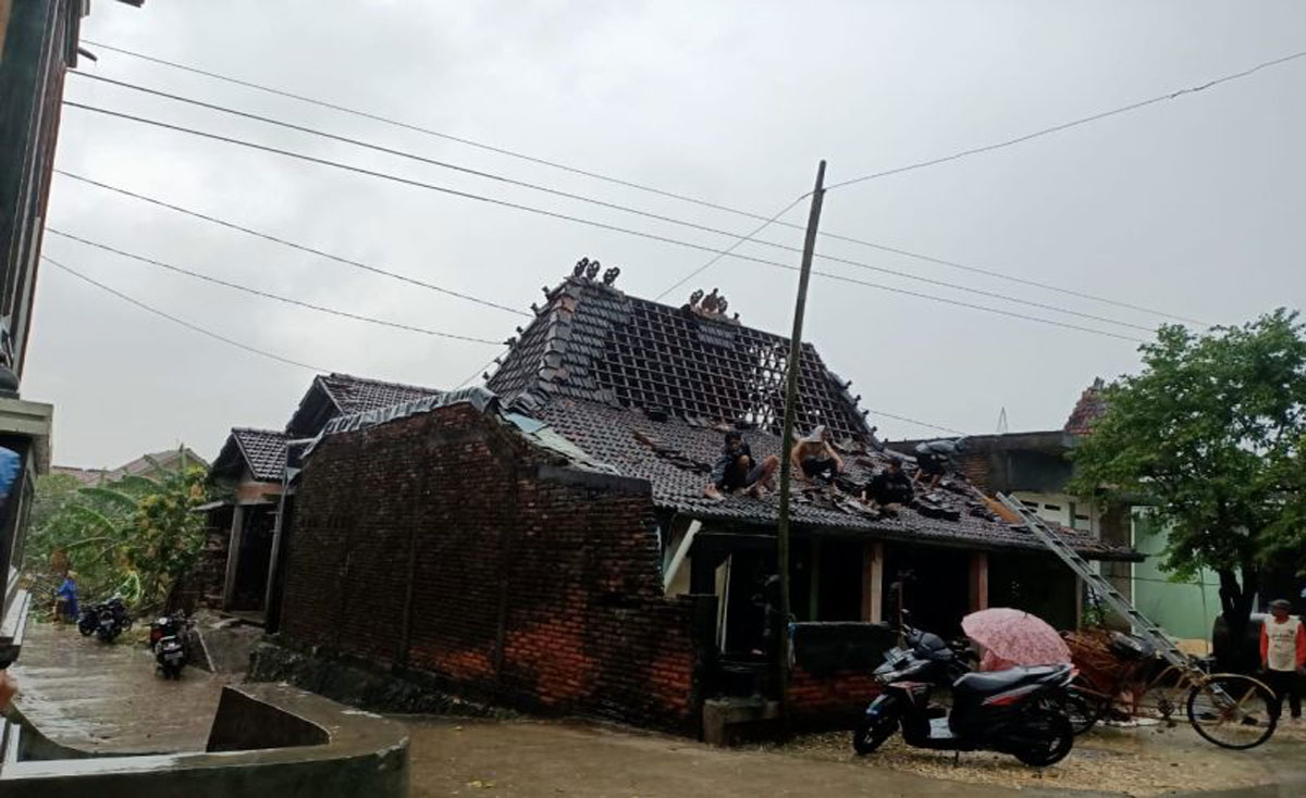 Rumah-Terkena-Angin-Kencang