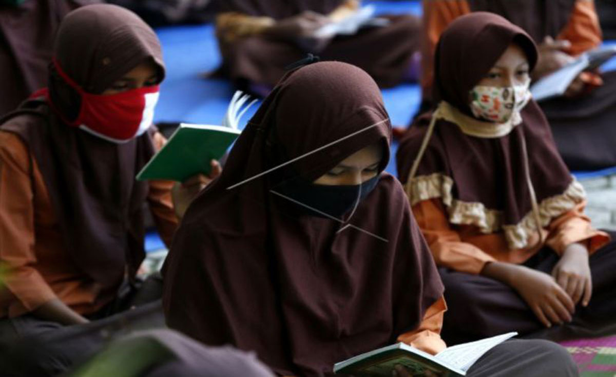 Siswi-Berjilbab