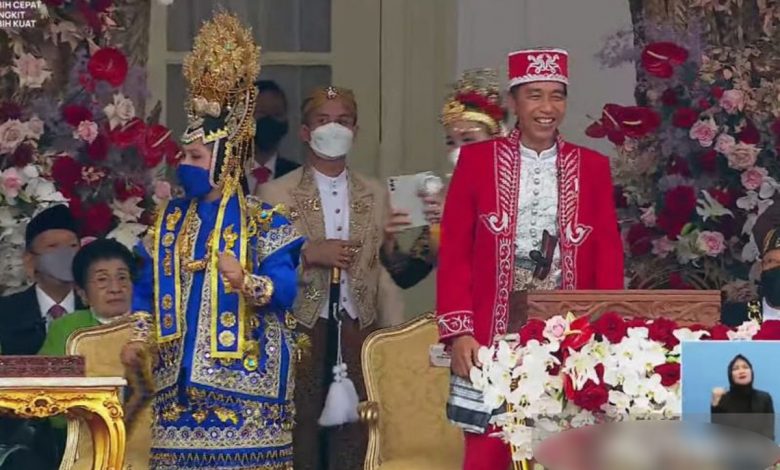 Iriana Jokowi Asyik Berjoget saat Lagu 'Ojo Dibandingke' Dinyanyikan di Istana Merdeka