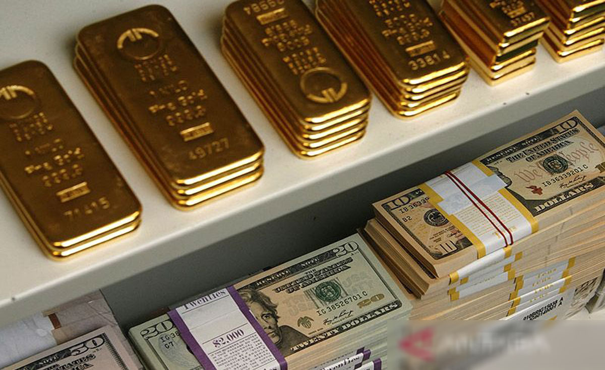 Emas-Batangan-dan-uang-Dollar