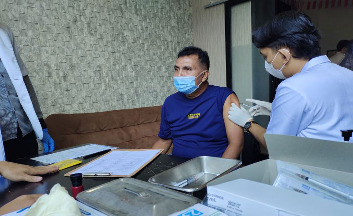 Penyuntikan-vaksin-meningitis