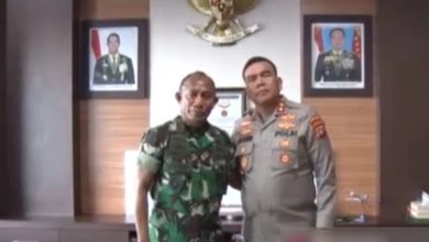 Anggota Jilat Kue HUT TNI, Kapolda Papua Minta Maaf