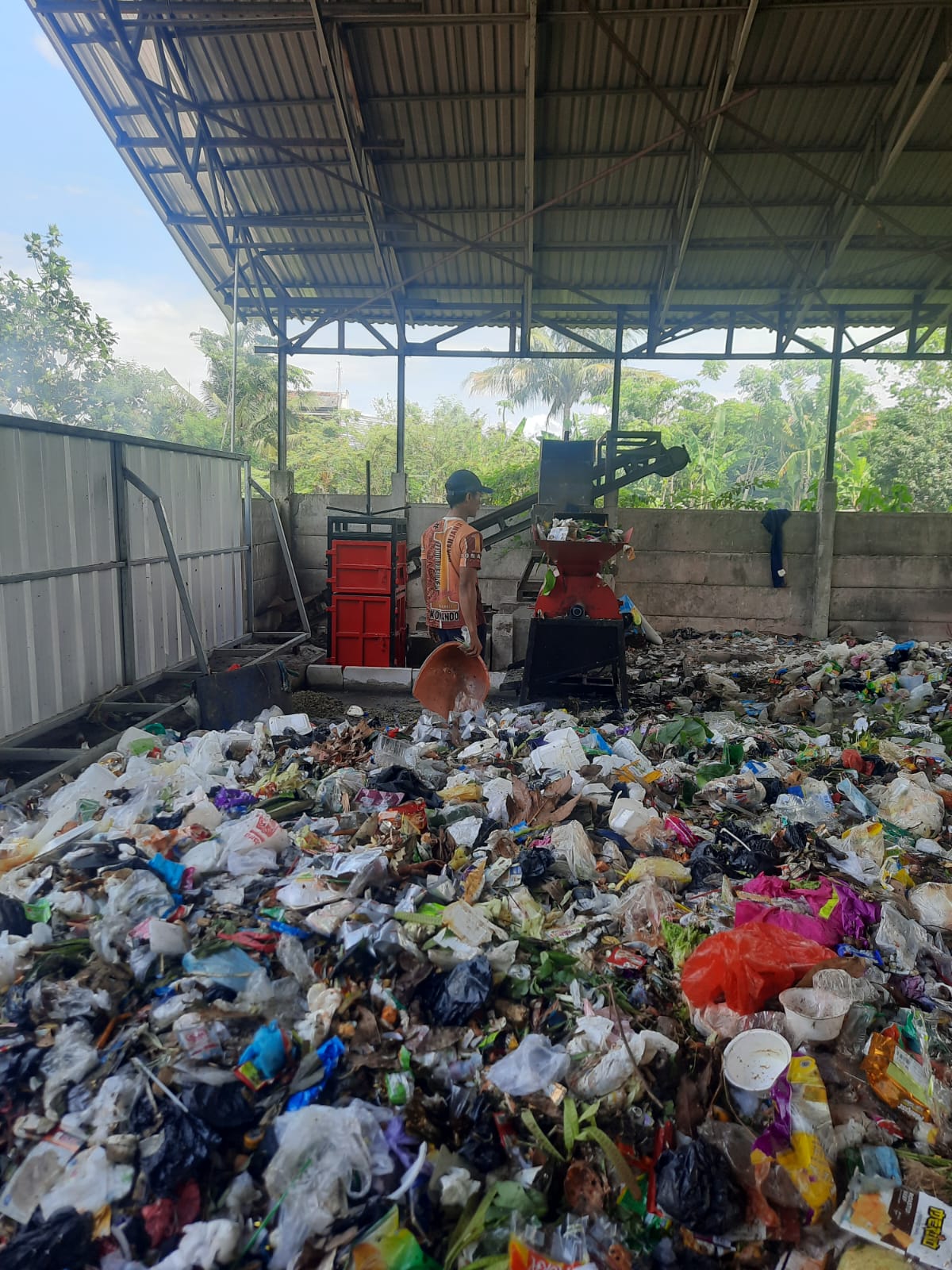 Dinas Lingkungan Hidup (DLH) Kabupaten Serang menyediakan mesin pemilah sampah untuk memisahkan sampah organik dan anorganik.
