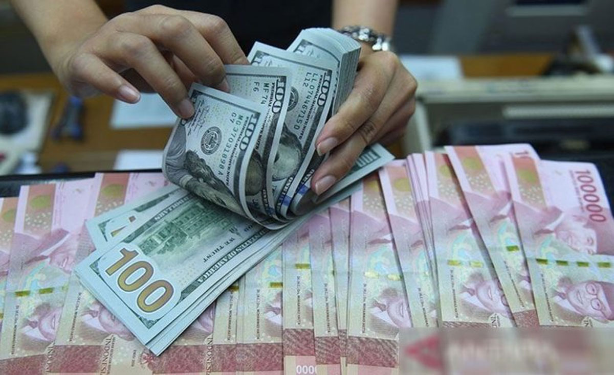 Petugas-Menghitung-Uang-Dollar