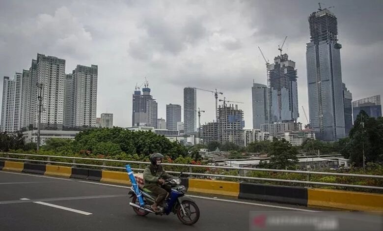 Pengendara-Melintas-Di-Kawasan-Jakarta-Pusat
