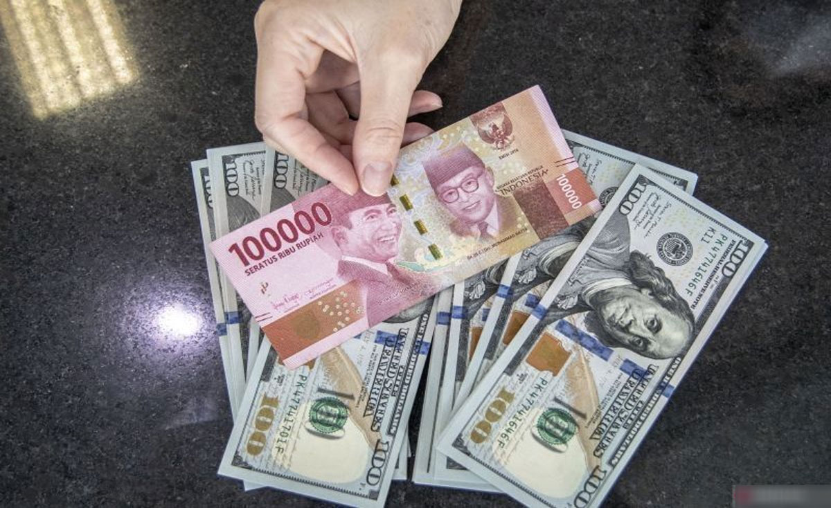 uang-dolar-AS-dan-uang-rupiah