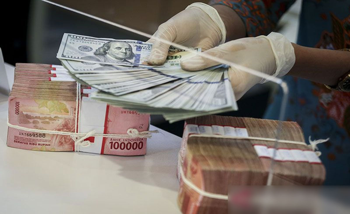 Menghitung-Mata-Uang-Dollar