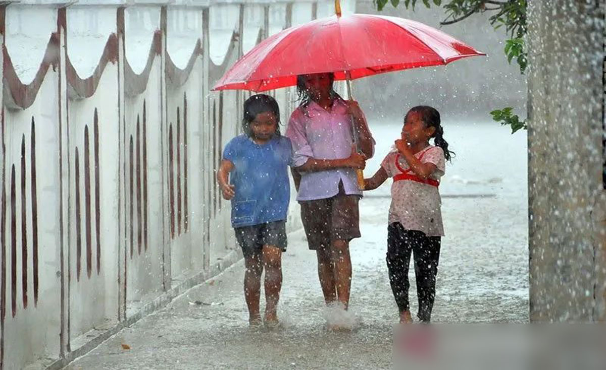 Tiga-Orang-Anak-Menggunakan-Payung