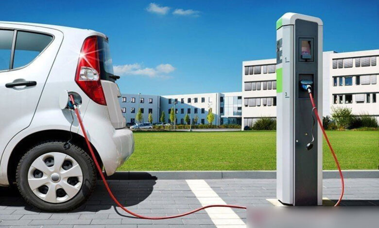 Mobil-Listrik-Saat-Di-Cas