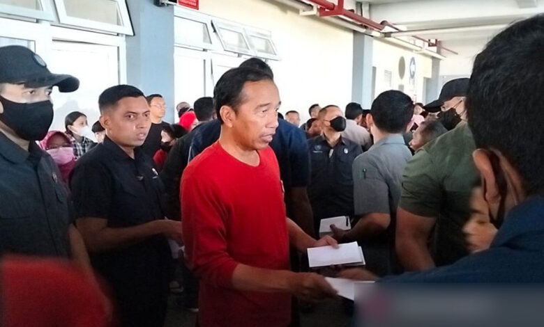 Pembagian-Sembako-oleh-Jokowi