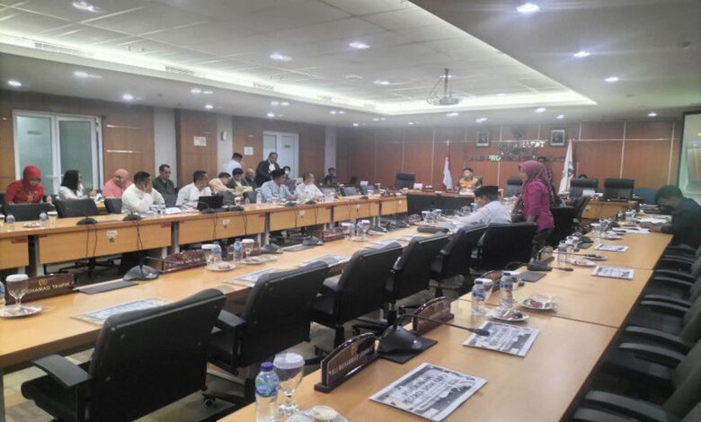 Rapat-komisi-E-DPRD-DKI