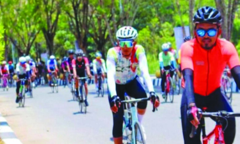 Para Pesepeda Indonesia yang ikut Tour de Loksado melintas di Kabupaten Tapin, Kalimantan Selatan. (ANTARA/Muhammad Fauzi Fadilah)