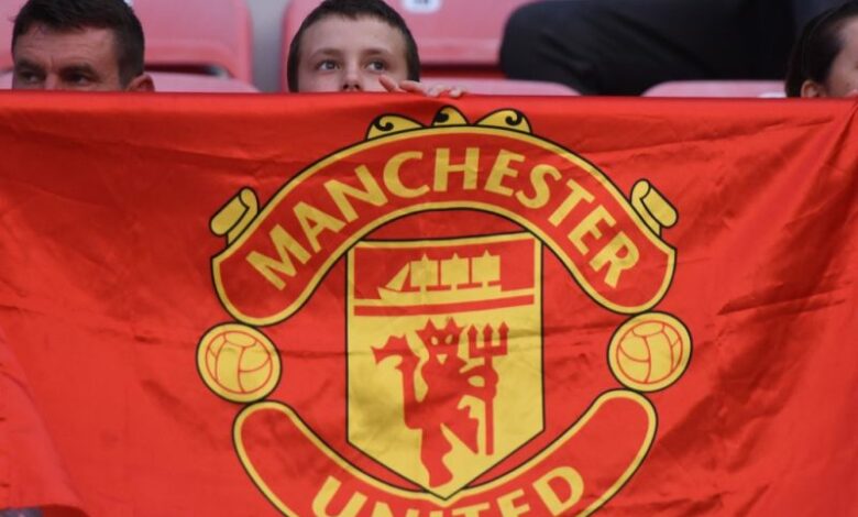 Seorang anak membentangkan bendera Manchester United di Philip II Arena, Skopje, saat pertandingan Super Cup UEFA antara Real Madrid kontra Manchester United pada 8 Agustus 2017.