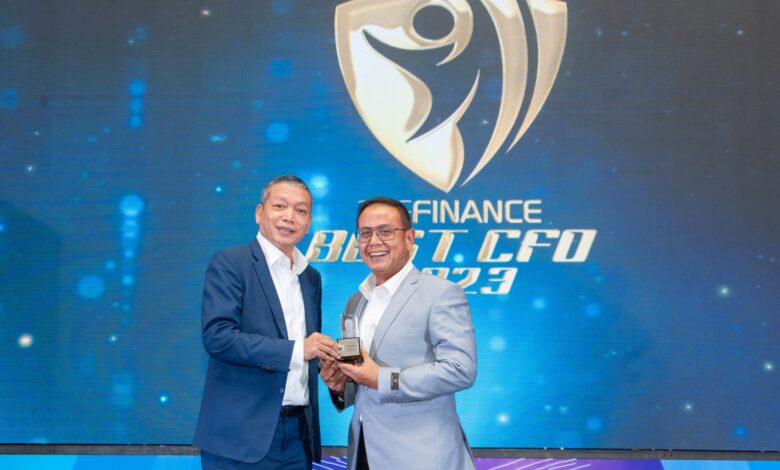 Direktur Keuangan dan Strategi Bank DKI, Romy Wijayanto (kanan) menerima penghargaan dari Chairman Infobank Media Group, Eko B. Supriyanto (kiri), sebagai Best CFO Kategori Bank Aset Rp50 Triliun sampai dengan < Rp100 triliun sekaligus sebagai Best of The Best CFO pada kategori yang sama, versi The Finance (Infobank Media Group), pada gelaran "Top 20 Financial Institution Awards 2023" di Jakarta, Selasa (14/11/2023). Foto: Bank DKI